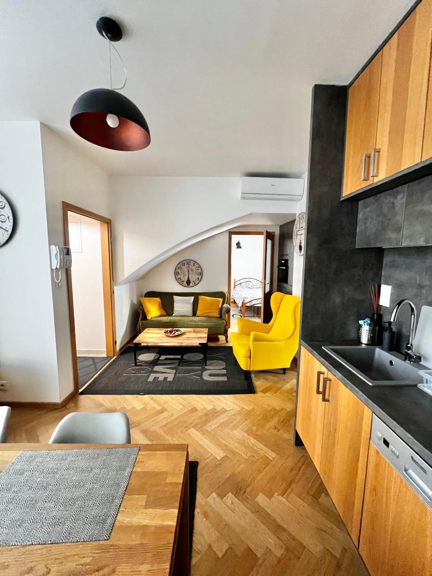 Old Town - Terrace & Parking Apartment